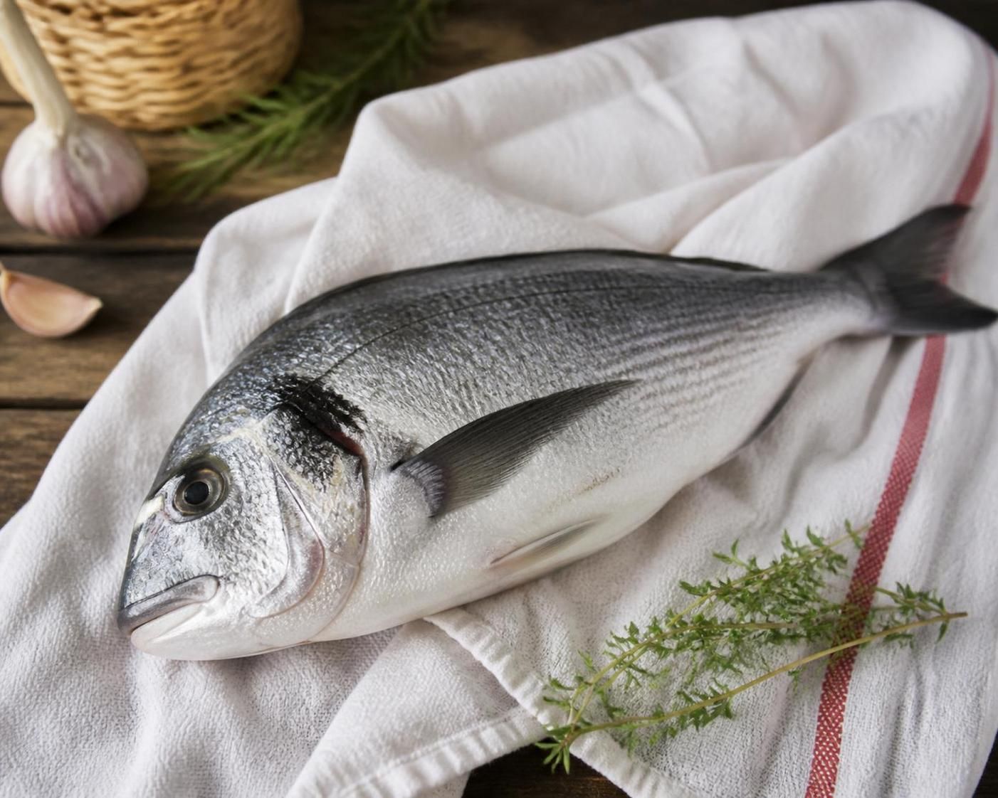 découvrez nos astuces simples pour cuire la dorade au four de manière savoureuse et écologique, alliant goût et respect de l'environnement.