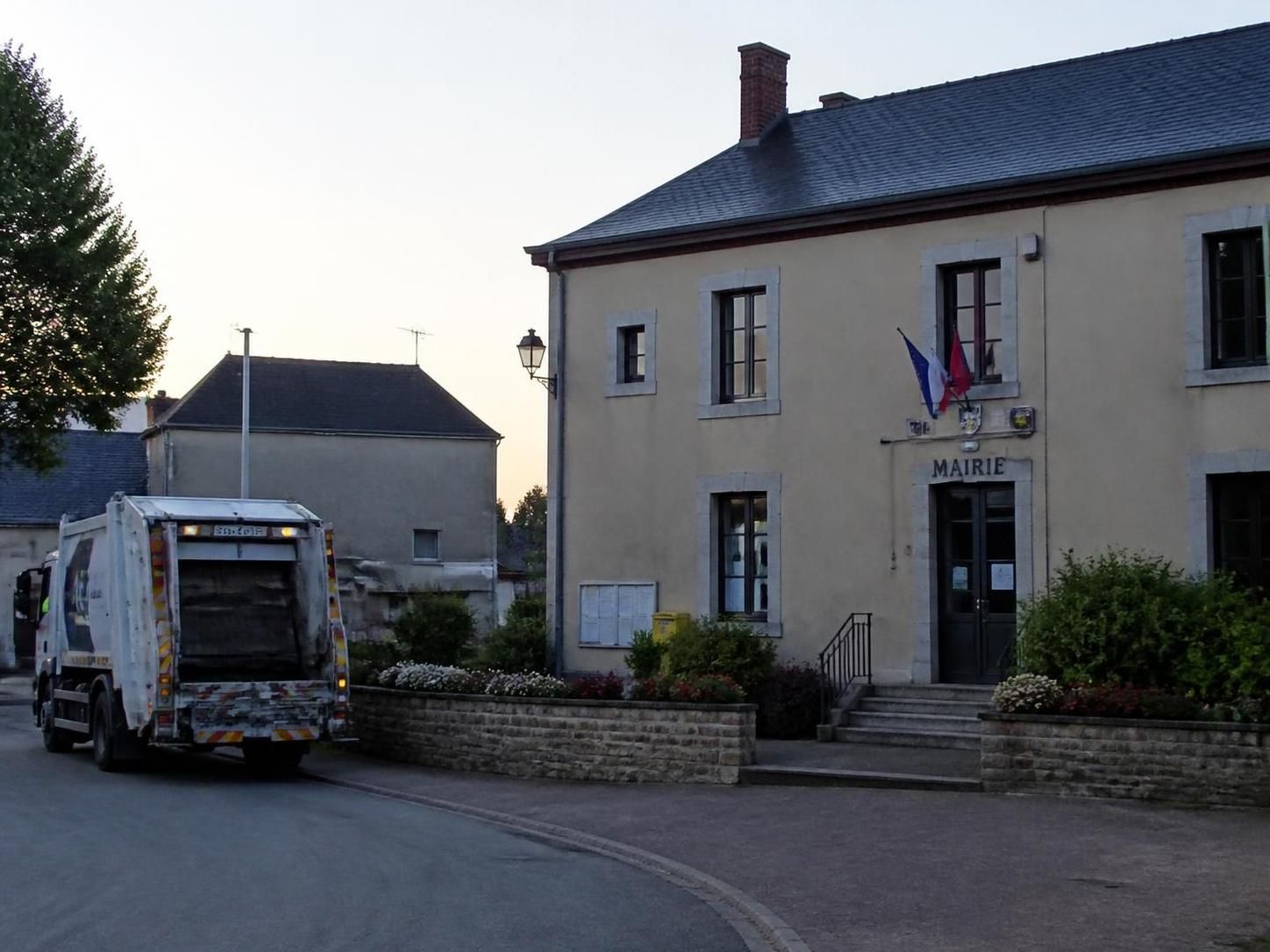 découvrez pourquoi le montant de la taxe d'enlèvement des ordures ménagères varie d'une commune à l'autre et comment cela impacte votre facture locale.