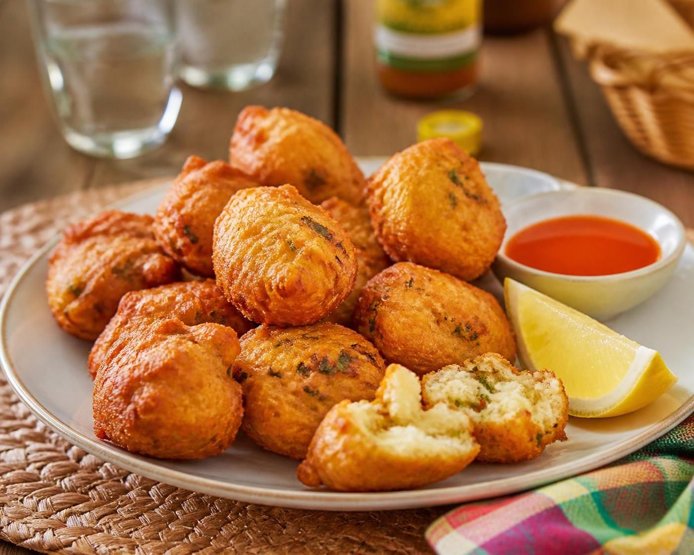 découvrez la recette authentique des accras de morue antillais croustillants, facile à réaliser chez vous pour un vrai goût des antilles.