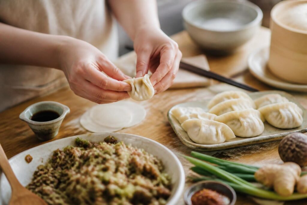 découvrez les secrets et astuces pour préparer des raviolis japonais maison parfaits, délicieux et authentiques. suivez notre guide pour réussir ces délices faits maison facilement.